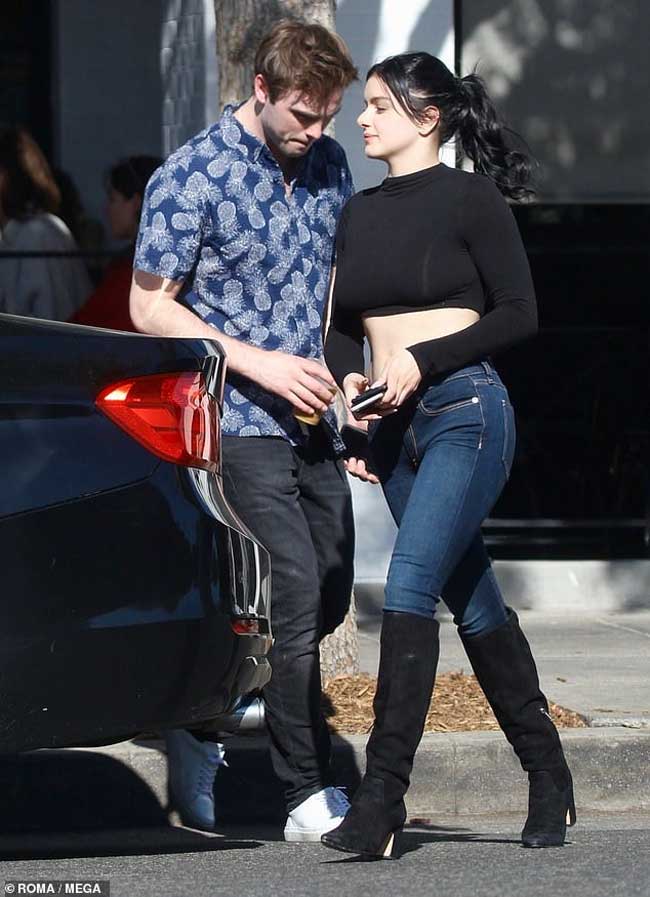 Phong cách năng động hơn với áo crop top dài tay cùng quần jean ôm sát.