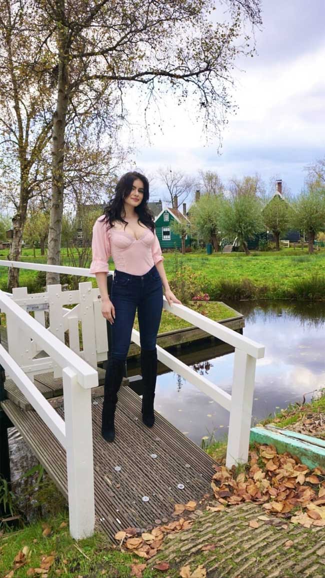 Vốn ưa thích mốt no bra, Ariel Winter càng có lý do để mặc xu hướng này vì thân hình nhỏ xinh hơn xưa.