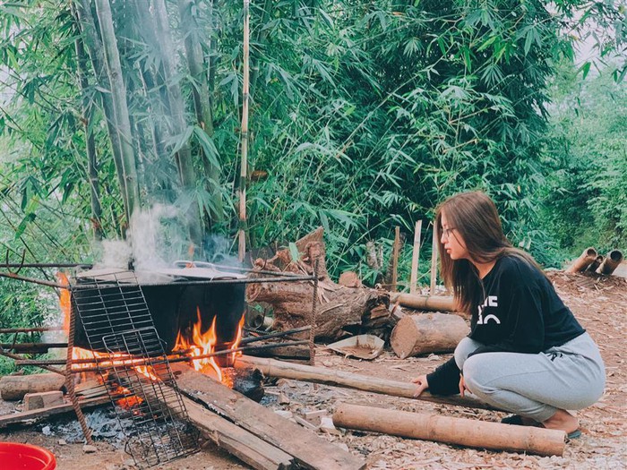 Nhật Lê cưỡi mô tô khủng, ôm hôn đồng giới hậu chia tay Quang Hải - 4