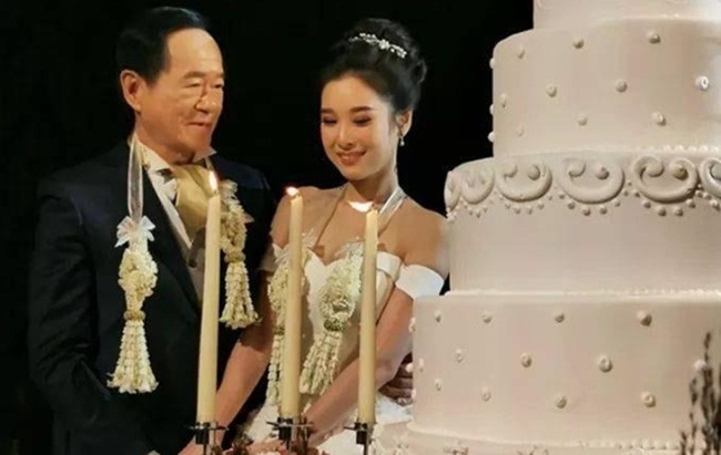 Mới đây, đại gia cà phê nổi tiếng của Thái Lan là Chana Jirusertpong đã tổ chức hôn lễ lần đầu tiên với vợ trẻ kém 50 tuổi. Năm nay, ông Chana xấp xỉ tuổi 70.