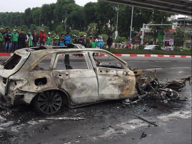 Nhân chứng kể lại diễn biến vụ xe Mercedes gây tai nạn chết người rồi bốc cháy dữ dội