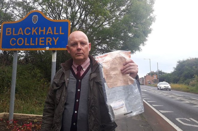 Thám tử John Forster nói về những gói tiền bí ẩn.