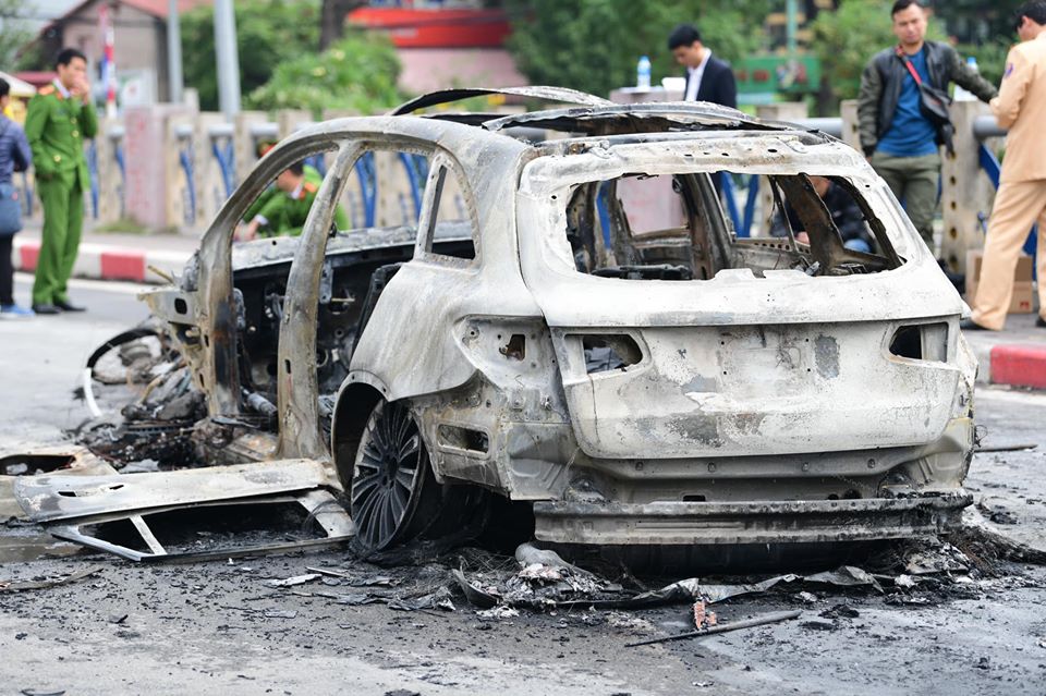 Khoảng 7h20 sáng 20/11, xe Mercedes GLC 250 đi trên đường Lê Văn Lương hướng Láng Hạ (quận Cầu Giấy, Hà Nội), khi đến chân cầu vượt bất ngờ đâm vào nhiều phương tiện sau đó bốc cháy lớn.