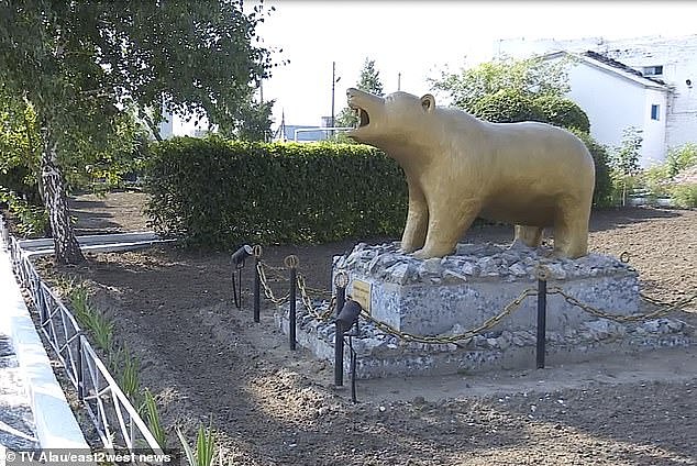 Bức tượng cô gấu Katya được đặt bên trong khuôn viên nhà tù Kostanay (Ảnh: east2west news)