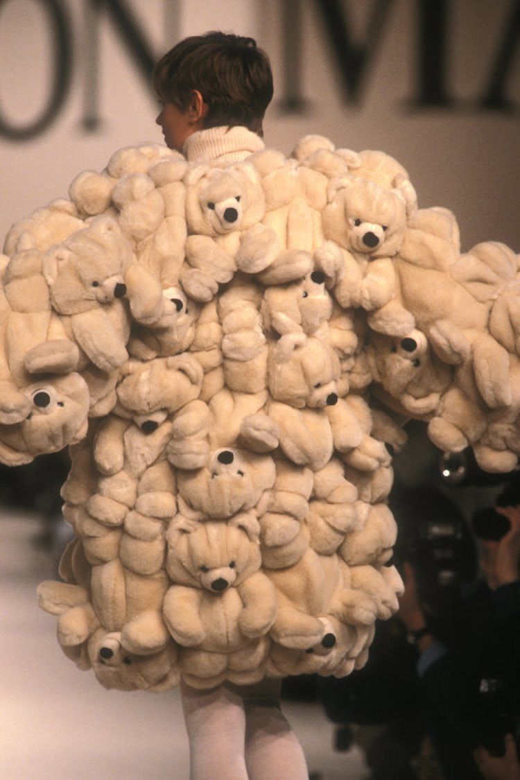 JEAN CHARLES DE CASTELBAJAC KHOẢNG
NĂM 1988: Năm 1988, nhà thiết kế đã giới thiệu một chiếc áo khoác
bao gồm hoàn toàn đồ chơi gấu bông xuống đường băng. Việc sử
dụng đồ chơi sang trọng trong thời trang về sau trở thành phong
cách đặc trưng. Năm sau, anh cho thấy một chiếc áo khoác
Snoopy nhồi bông và vào năm 2009, De Castelbajac đã có một bộ
sưu tập mang tên Muppet với một chiếc áo khoác bao gồm
nhiều món đồ chơi.