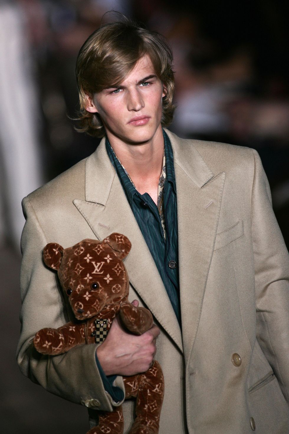 LOUIS VUITTON XUÂN / HÈ 2005: Trong
nhiệm kỳ của Marc Jacobs tại Louis Vuitton, nhà thiết kế đã từng
cho ra mắt một con gấu in chữ trên show diễn của bộ sưu tập đàn
ông, cùng với những chiếc ghim hình gấu bông xuất hiện trên áo len
và khăn quàng cổ. Marc luôn là người tạo ra trào lưu với những thứ
nhỏ nhặt, kỳ thú và gấu bông cũng không ngoại lệ.