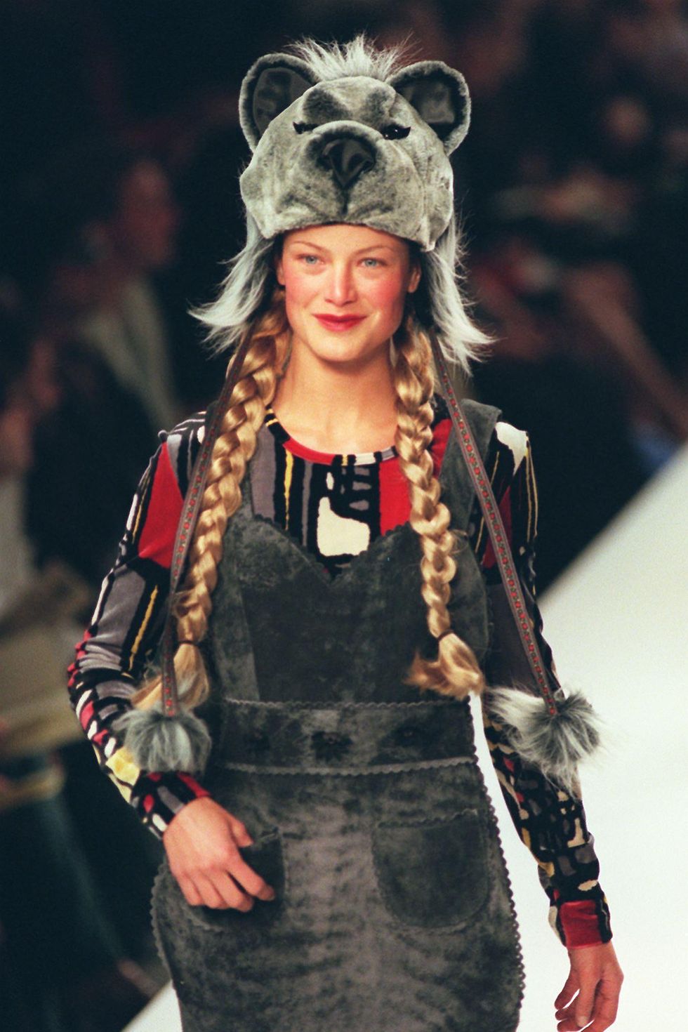 ANNA SUI THU / ĐÔNG 1998: Một lòng
yêu thích món đồ chơi đáng yêu này, NTK Anna Sui đã từng mang lên
sàn diễn bộ lông giả này được biến hóa thành chiếc mũ gấu bông
pom-pom-tua rua.