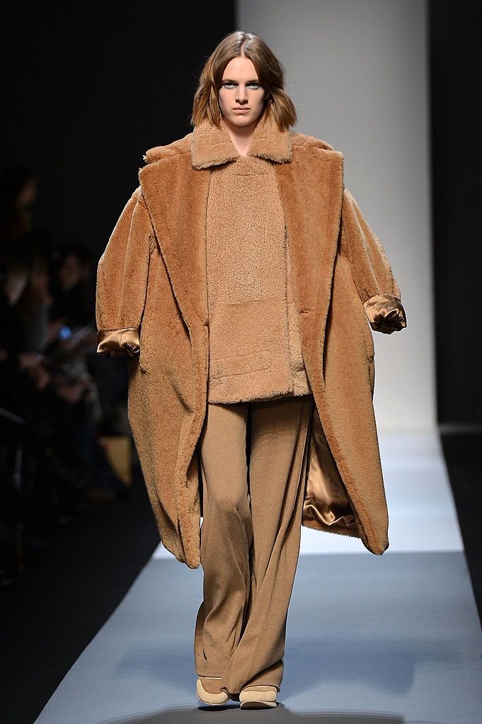 MAX MARA THU / ĐÔNG 2013: Giám đốc
sáng tạo Ian Griffiths đã ra mắt chiếc áo khoác gấu bông Max Mara
vào năm 2013. Chiếc áo tạo một cảm giác vô cùng hấp dẫn vì sự ấm
cúng của nó và cũng vì một bức ảnh Carine mặc nó ở Milan.