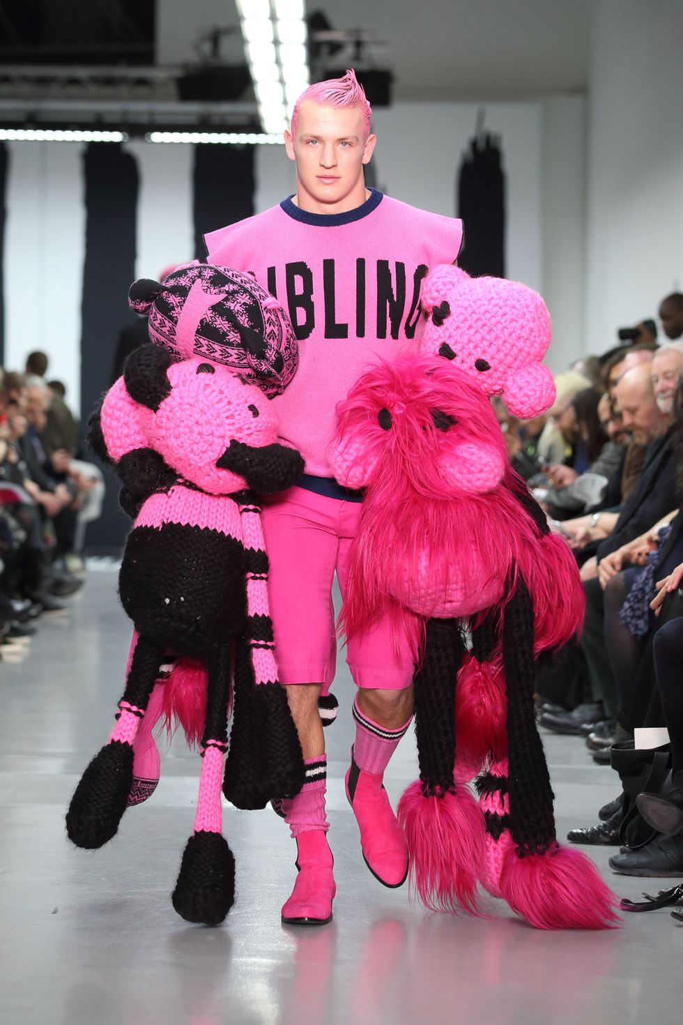 Sibling THU / ĐÔNG 2015: Không bao
giờ để cho người mẫu được bước đi một cách nhẹ nhàng, thương hiệu
Sibling đã đưa tới tuần thời trang Luân Đôn trong một show diễn mà
các người mẫu xuống đường băng với sự phối hợp màu sắc, những chú
gấu bông kích thước thật.