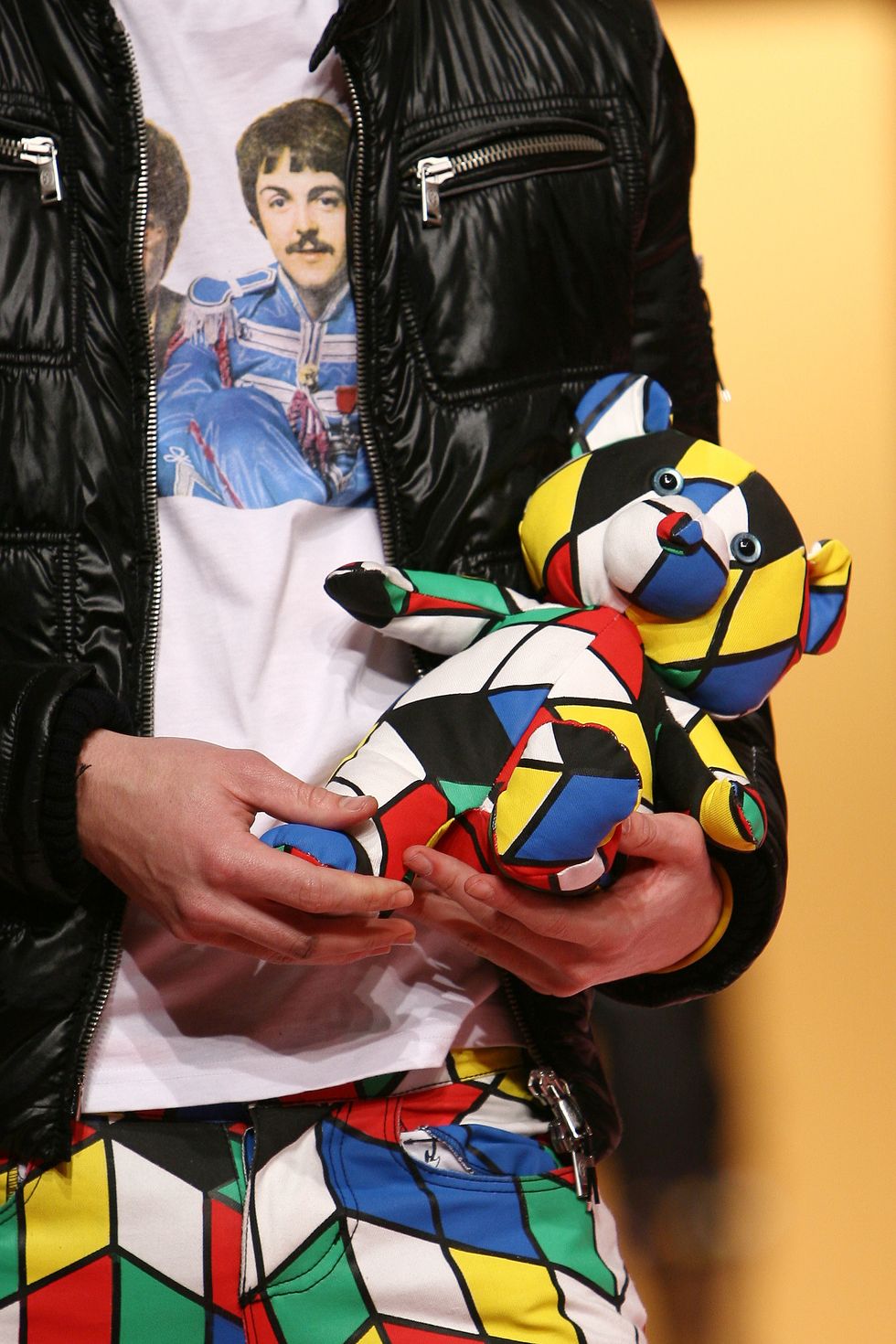 JEAN CHARLES DE CASTELBAJAC MÙA THU /
MÙA ĐÔNG 2008: Các người mẫu mang theo gấu bông kẻ ô đầy sắc màu
xuống show diễn, tạo thành nỗi ám ảnh của nhà thiết kế với món đồ
chơi đáng yêu này.