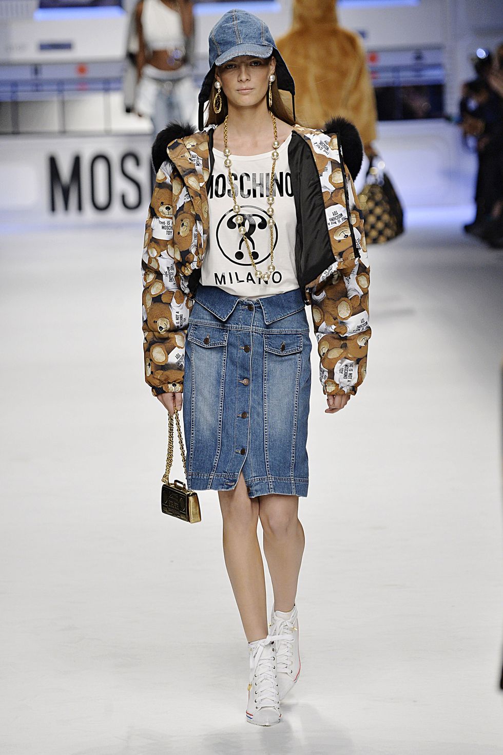 MOSCHINO THU / ĐÔNG 2015: Trong một
bộ sưu tập hoàn toàn theo chủ đề gấu bông, chiếc phao dáng crop top
này được phủ trong hình họa đồ chơi sang trọng đặc trưng của
Moschino.