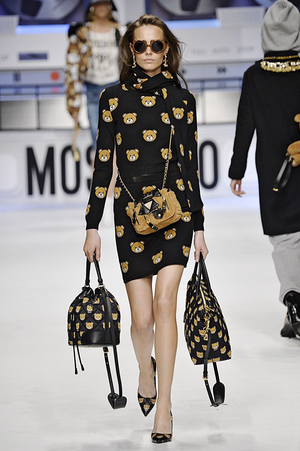 MOSCHINO THU / ĐÔNG 2015: Gấu bông từ
lâu đã là mô típ của đường băng của Jeremy Scott kể từ khi bắt đầu
sự nghiệp, và món đồ chơi đã trở thành biểu tượng không chính thức
của Moschino khi ông đảm nhận vị trí giám đốc sáng tạo vào năm
2014.