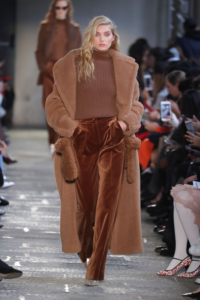 MAX MARA THU / ĐÔNG 2017: Thương hiệu
Ý đã hồi sinh chiếc áo khoác gấu bông của mình vào năm 2017, mang
màu nâu cổ điển, cũng như lạc đà, đỏ và đen. Ngay sau đó,
nhiều thương hiệu thời trang nhanh đã nhảy vào dòng xu hướng khi
những chiếc áo khoác lông cừu lấy cảm hứng từ gấu bông trở thành
món đồ yêu thích của cả những người nổi tiếng và các nhà thiết
kế