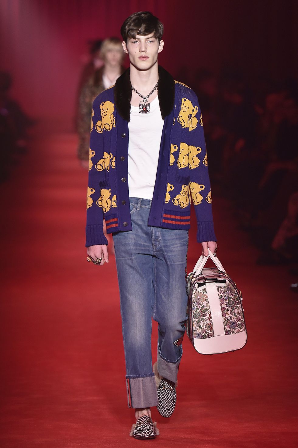 GUCCI THU / ĐÔNG 2016: Trong một show
diễn tràn ngập họa tiết của Gucci, một chiếc áo phông và quần jean
đơn giản được cá tính hơn hẳn khi phối cùng một chiếc áo len in
hình gấu bông coban.