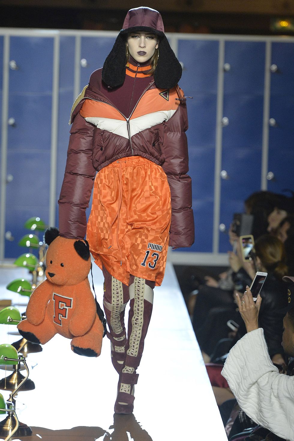 FENTY X PUMA CỦA RIHANNA THU / ĐÔNG
2017: Show diễn theo chủ đề trường học của Fenty x Puma đã đem tới
hình ảnh hơi hướng hoài cổ, bao gồm cả ba lô gấu bông
sherbet-hued.