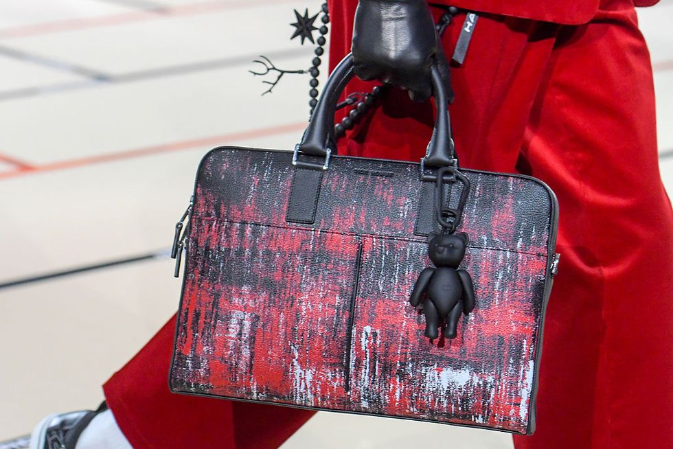 DIOR HOMME THU / ĐÔNG 2017: Một chú
gấu bông màu đen được trở thành phụ kiện trên đường băng Dior Homme
của Kris Van Assche, mang lại vẻ nam tính cho món đồ chơi đáng yêu
biến thành phụ kiện.