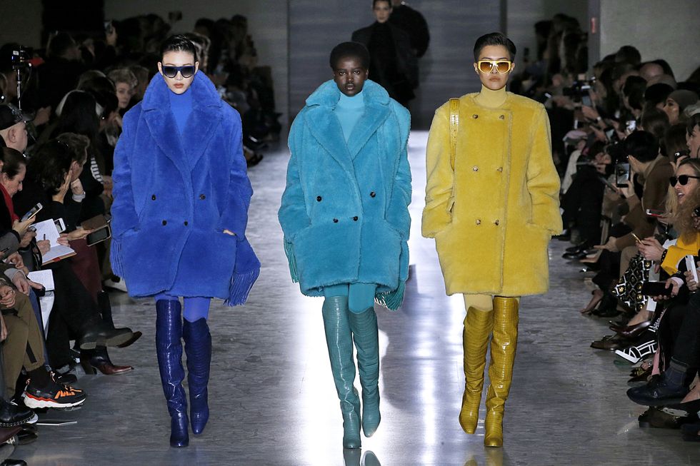 Thu Đông 2019: Một lần nữa chứng minh
sự hấp dẫn trường tồn từ kiểu áo Teddy ấm cúng, Max Mara đã cho ra
mắt nhiều kiểu áo khoác gấu bông hơn cho mùa Thu - Đông 2019, đủ
mọi sắc thái tinh nghịch hơn với đa dạng màu sắc.