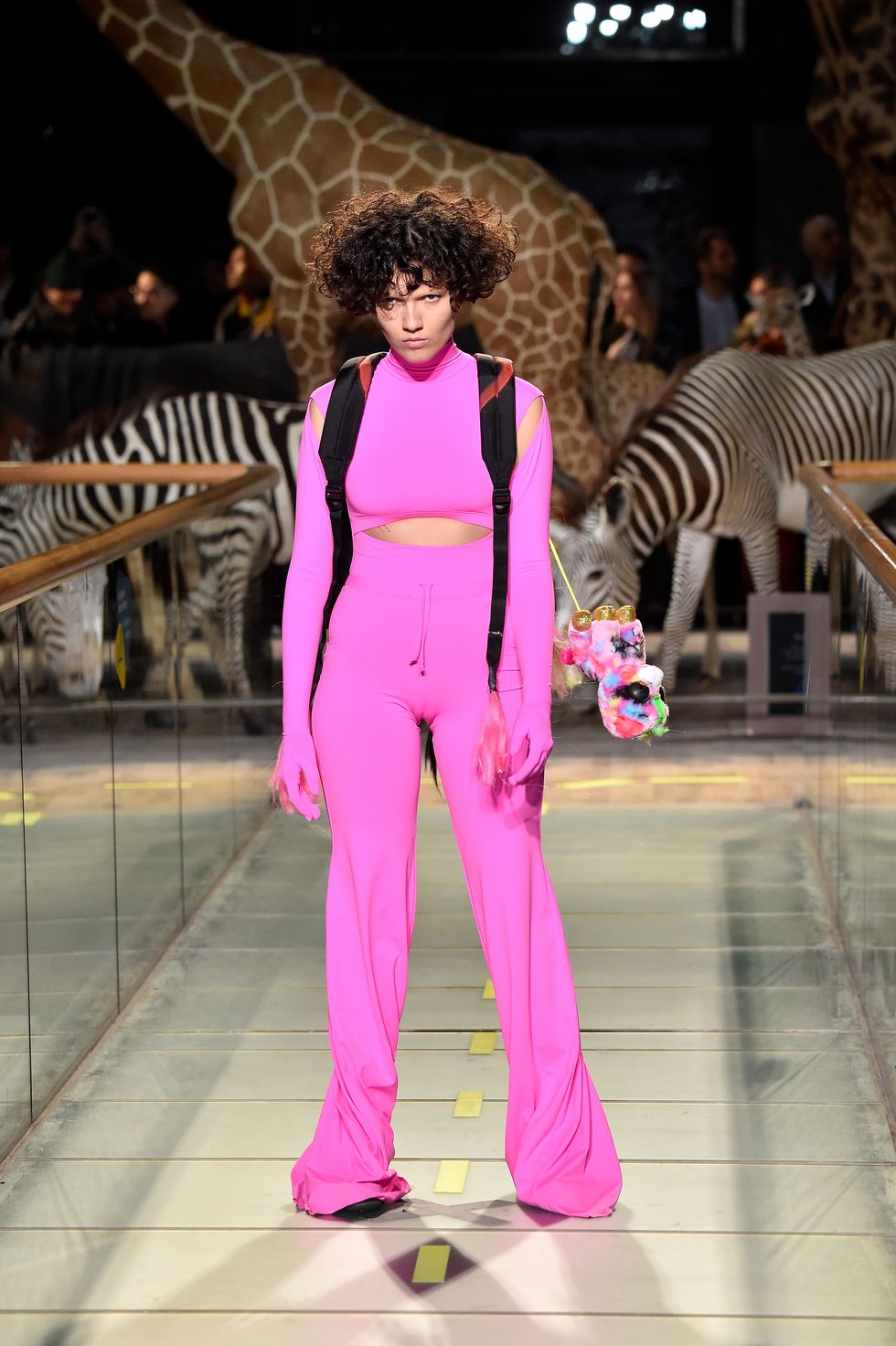 VETEMENTS THU / ĐÔNG 2019: Trong
khoảnh khắc chớp mắt và bạn sẽ nhớ chi tiết độc đáo này trên sàn
diễn thu đông 2019, một chú gấu nhồi bông đầy màu sắc đung đưa đằng
sau bộ cánh Vetements màu hồng nóng bỏng này.