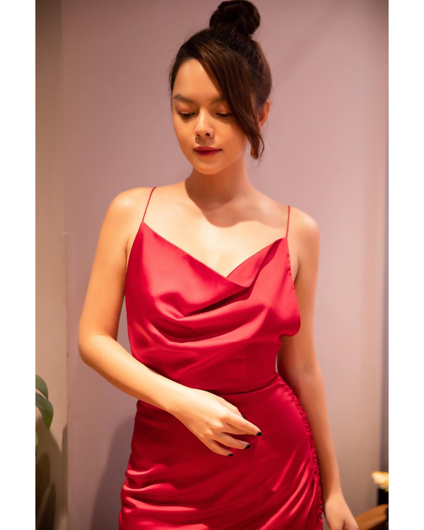 Phạm Quỳnh Anh chọn kiểu tóc búi khéo léo khoe bờ vai thon và lưng trần.