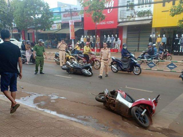 Tin tức trong ngày - Dừng xe chờ đèn đỏ, 2 cô giáo bị ô tô tông trong ngày 20/11