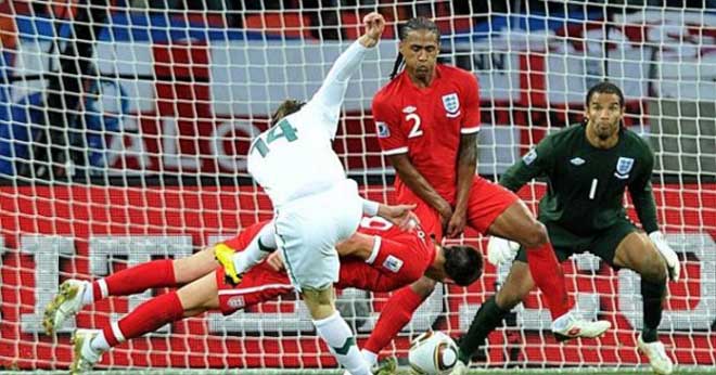 Terry dũng cảm cản bóng trước ĐT Slovenia tại World Cup 2010