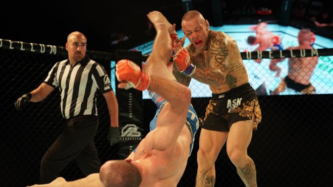 Ross Pearson nhận cú đá như trong phim chưởng của tay đấm người Pháp
