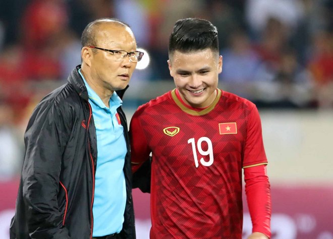 Nụ cười tươi của Quang Hải sau khi "thì thầm" với thầy Park.