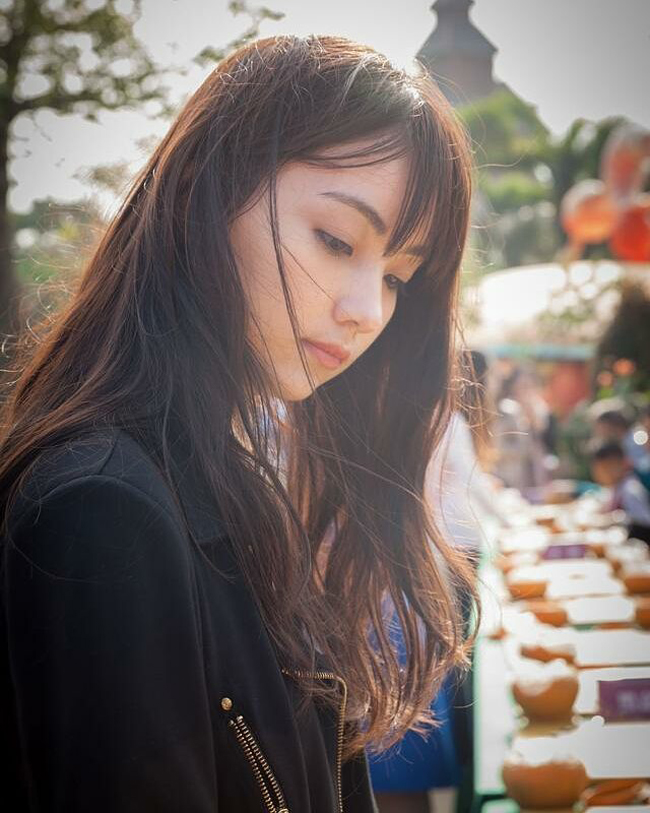 Ngoài tài chơi cờ, nữ kỳ thủ còn được hàng triệu người biết tới vì sở hữu vẻ đẹp trong sáng, thánh thiện.
