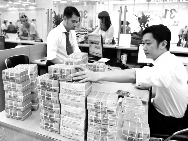 Kinh doanh - Vì sao lãi suất thị trường đồng loạt hạ?