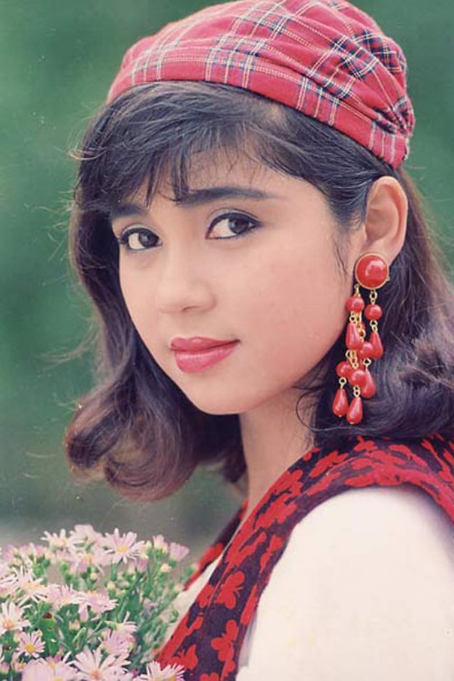 Việt Trinh được yêu mến bởi vẻ đẹp mộc mạc, đôi mắt đượm buồn và lối diễn xuất tự nhiên trong hàng loạt phim như "Lệnh truy nã", "Sao em vội lấy chồng", đặc biệt là "Người đẹp Tây Đô" gắn liền với tên tuổi, trở thành danh xưng của nữ diễn viên từ đó đến nay.