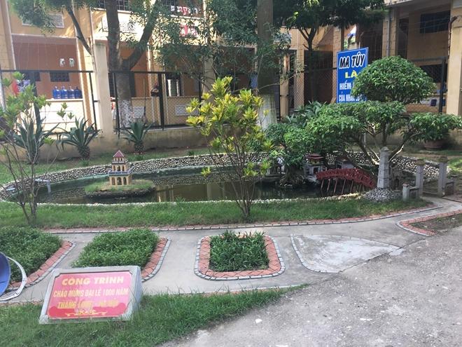 Hòn non bộ và cây cảnh do các phạm nhân tự làm để trang trí cho khuôn viên phân trại thêm sạch, đẹp.