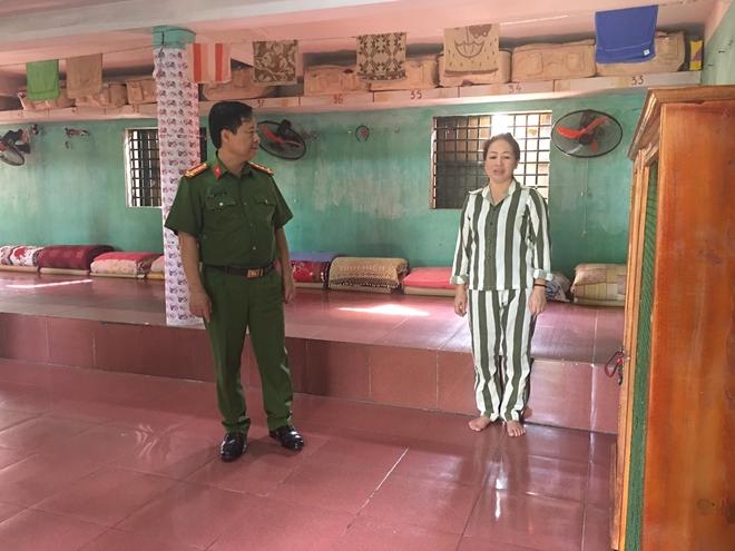 Cán bộ Trại giam Ngọc Lý kiểm tra nơi ăn ở của các phạm nhân.