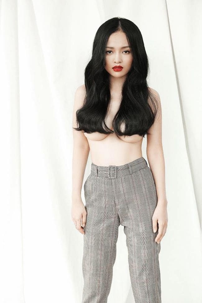 Hiện tại, dù theo đuổi phong cách sexy và đã là bà mẹ một con nhưng khi nhớ lại quá khứ từng đóng cảnh nóng, nữ MC cũng cho biết thời điểm đó không khỏi hoang mang. Tuy nhiên, cô vẫn tin tưởng vào sự chuyên nghiệp của ê-kíp bộ phim &#34;Cha, con và...&#34;.