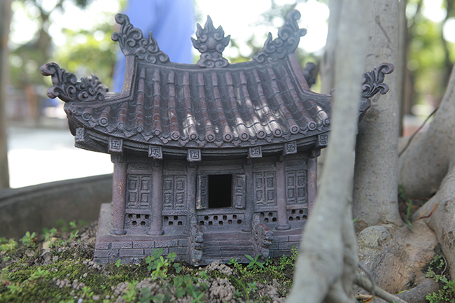 &#34;Tôi dựa theo hình ảnh chùa Đồng trên đỉnh thiêng Yên Tử để đúc một ngôi chùa nhỏ có hình dáng tương tự với ý nghĩa tác phẩm có nguồn gốc từ Quảng Ninh&#34;, anh Hưng chia sẻ