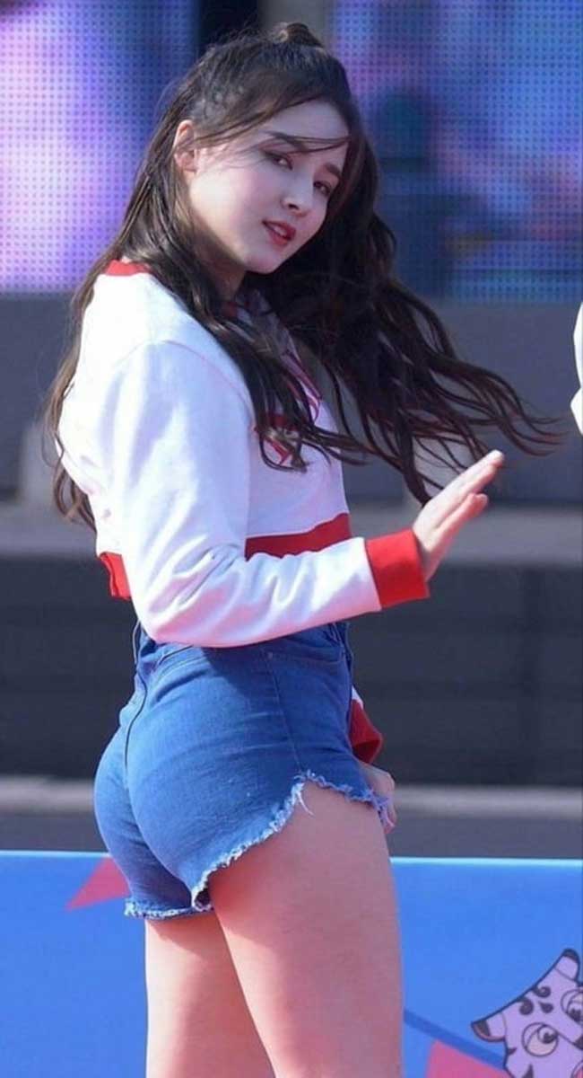 "Thiên thần lai" Nancy của Momoland có lẽ là người đẹp phiền toái với quần hot pant nhất.