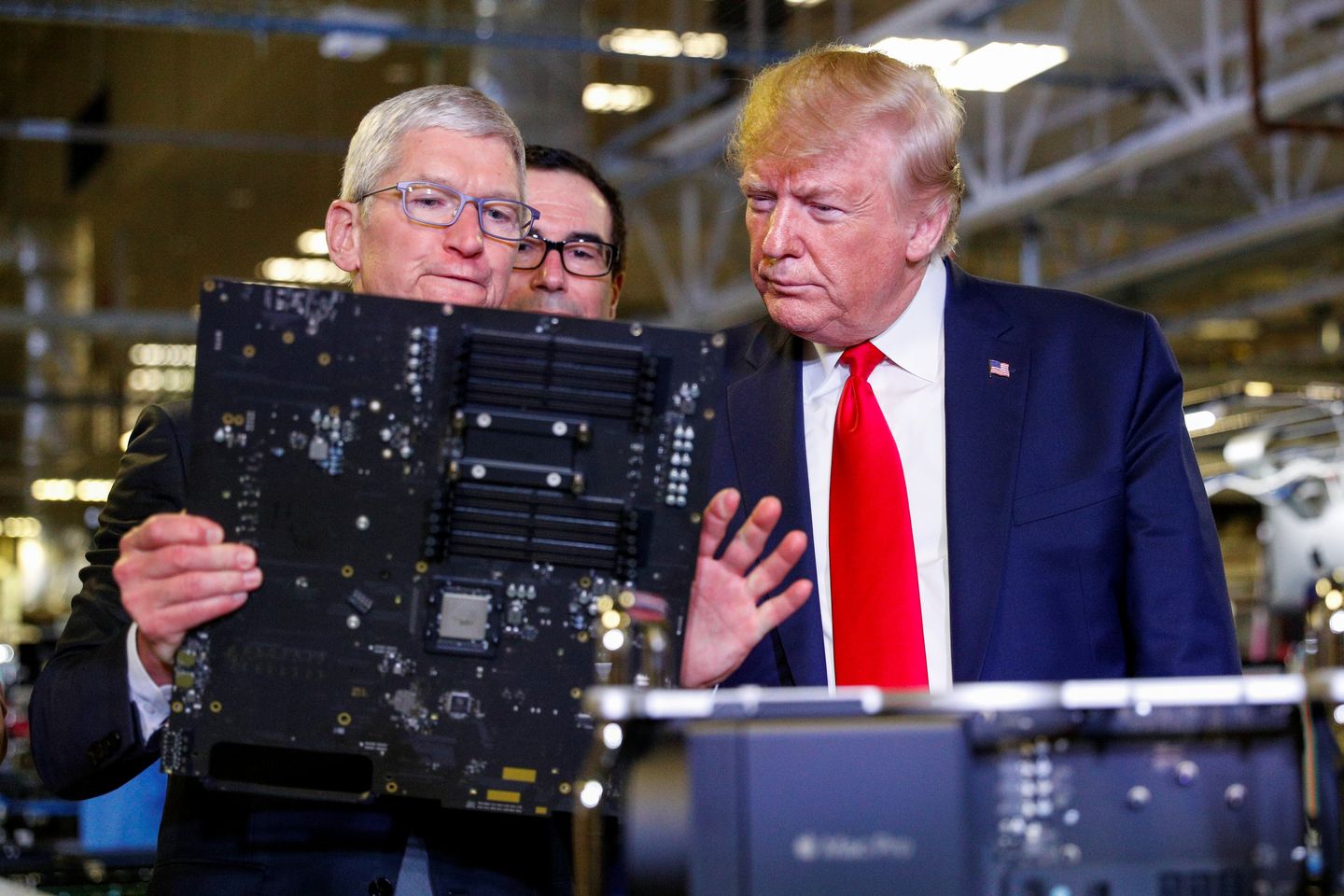 Ông Trump mới có chuyến thăm nhà máy Apple ở Texas.