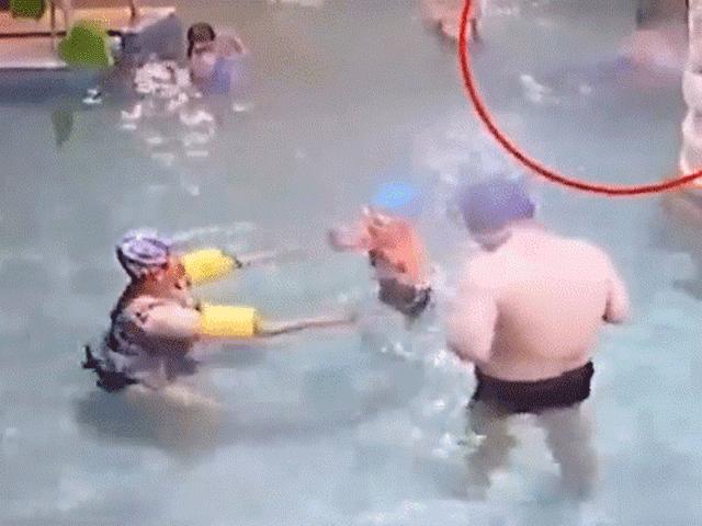 Bạn trẻ - Cuộc sống - Cậu bé tử vong vì đuối nước ở bể bơi đông người gây sốc