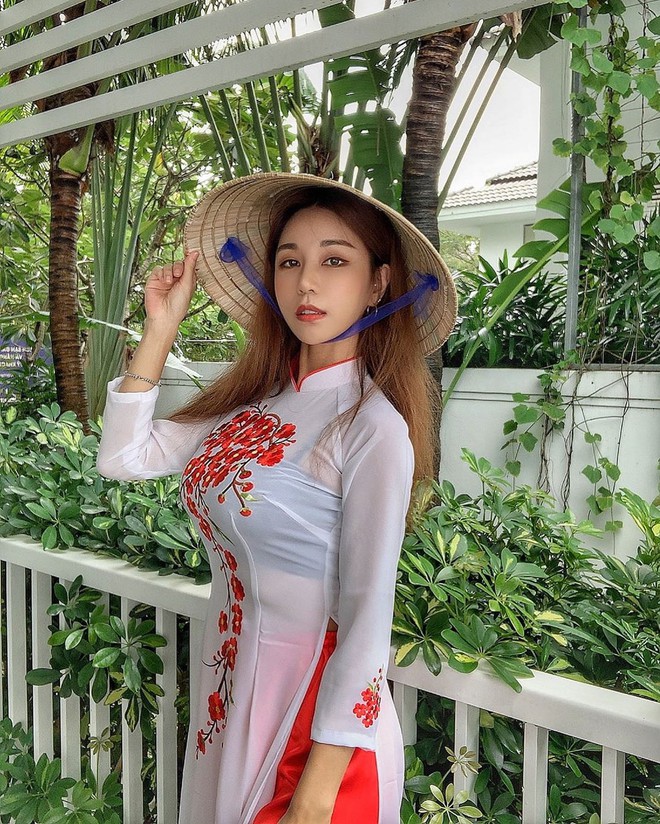 Người mẫu nóng bỏng Hàn Quốc mặc áo dài xuyên thấu lộ nội y ở Đà Nẵng - 2