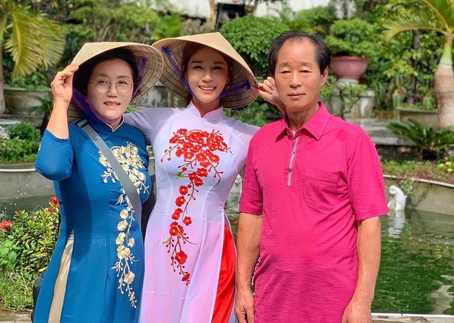 Người mẫu nóng bỏng Hàn Quốc mặc áo dài xuyên thấu lộ nội y ở Đà Nẵng - 1