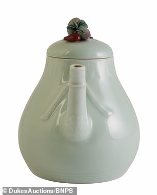 Trên nắp của ấm trà có hình một quả đào, một biểu tượng của sự bất tử và thống nhất trong Hoàng gia Trung Quốc (Nguồn: Dailymail)