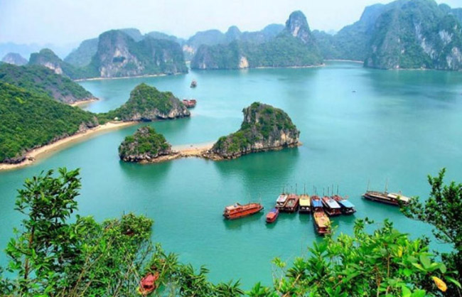 Vịnh Hạ Long, Việt Nam: Là một trong những Di sản Thế giới của UNESCO, vịnh Hạ Long là địa điểm không thể bỏ qua. Có hơn 3.000 hòn đảo và có khoảng 1.600 người sống trong các làng nổi.