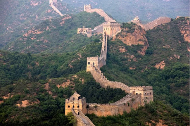 Vạn Lý Trường Thành, Trung Quốc: Với chiều dài 3945 dặm, nó là bức tường dài nhất trên trái đất. Nhiều phần của Bức tường đã bị hư hại nhưng phần còn lại vẫn rất ấn tượng để ghé thăm.
