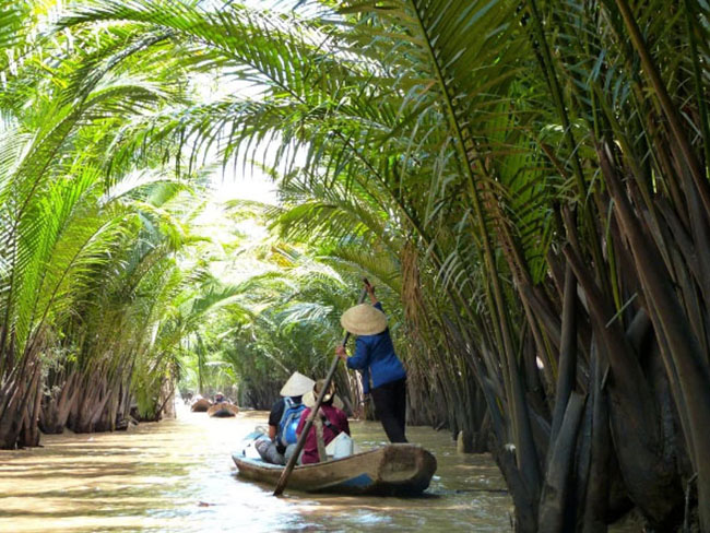Đồng bằng sông Cửu Long, Việt Nam: Sông Mê Kông còn là một chợ nổi lớn cho người dân địa phương bán các trái cây họ tự trồng. Bạn có thể tìm thấy tất cả các loại trái cây nhiệt đới ngon tuyệt mà bạn có thể nghĩ đến ở đây.