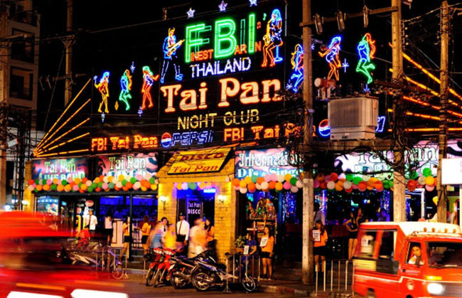 Patong, Thái Lan: Patong là nơi để có một cuộc sống về đêm tuyệt vời với rất nhiều nhà hàng, quán bar và vũ trường.