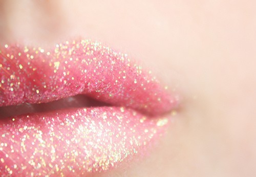 Đôi môi hồng mịn là niềm ao ước của phái đẹp.