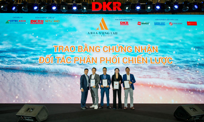 Đại diện chủ đầu tư trao bằng chứng đối tác phân phối chiếc lược dự án