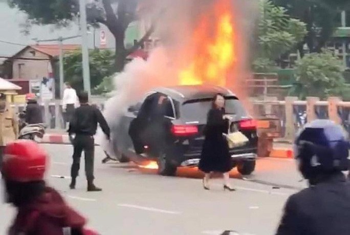 Bà Vũ Thị Hồng Thái đi giày cao gót rời khỏi chiếc xe Mercedes GLC 250 ngay sau khi tai nạn xảy ra - Ảnh: Otofun