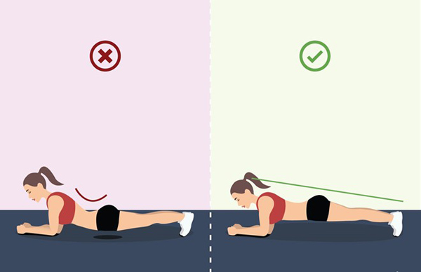 Siết chặt cơ mông, cơ đùi và hóp bụng