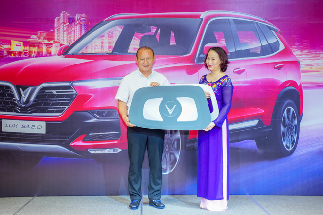 HLV Park Hang-seo nhận chìa khóa tượng trưng chiếc xe VinFast Lux SA2.0 từ bà Hoàng Bạch Dương – Giám đốc chi nhánh TP.HCM Tập đoàn Vingroup
