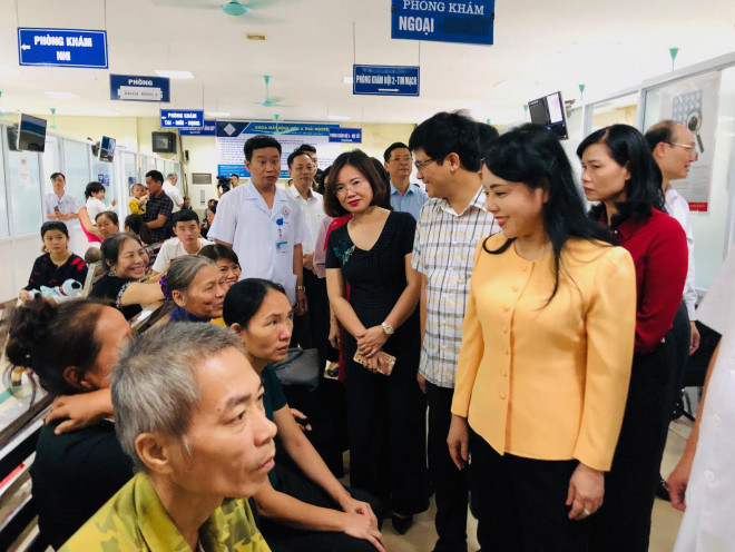 Bộ trưởng Nguyễn Thị Kim Tiến trò chuyện với người bệnh trong một lần thị sát y tế cơ sở tại tỉnh Thái Nguyên mới đây. Ảnh: Ngọc Dung